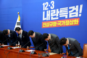 [포토] 긴급 기자회견서 인사하는 박찬대 원내대표