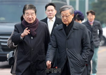 [포토] 자유총연맹 대국민 메시지, 입장하는 김황식 이사장-강석호 총재