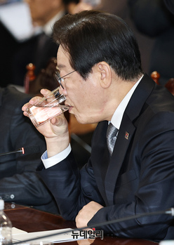 [포토] 은행권 현장간담회, 물마시는 이재명 대표