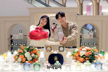 [포토] 신세계백화점 "올 설엔 산타마리아노벨라 향기 선물하세요"