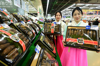 [포토] 농협 하나로마트 "2025년 설엔 '더덕 선물 세트' 추천합니다"