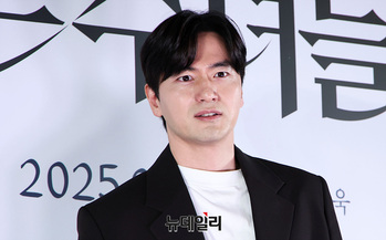 [포토] 사제 역 맡은 이진욱 