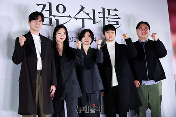 [포토] 이진욱·전여빈·송혜교·문우진 '검은수녀들 화이팅'