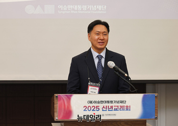 [포토] 인사말하는 이병구 이화장 대표