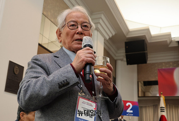 [포토] 건배사하는 이영일 전 의원