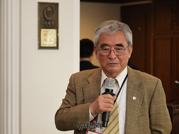 [포토] 건배사하는 이영훈 이승만학당 교장