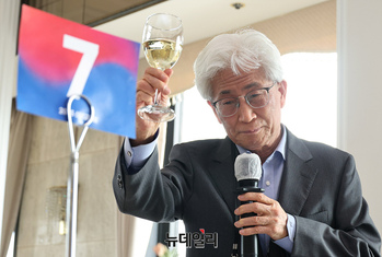 [포토] 건배사하는 복거일 작가