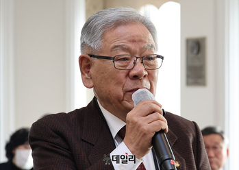 [포토] 건배사하는 이석복 전 장군