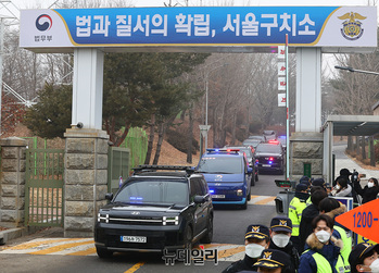 [포토] 헌법재판소 향하는 '尹 호송차량'