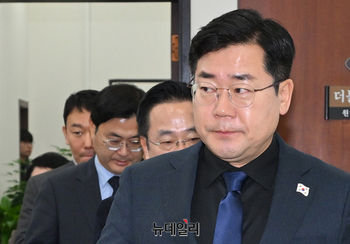 [포토] 원내대책회의 참석하는 박찬대 