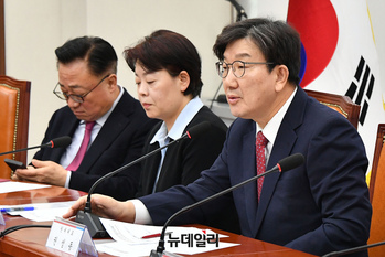 [포토] '경제활력민생특별위원회' 참석한 권성동 원내대표