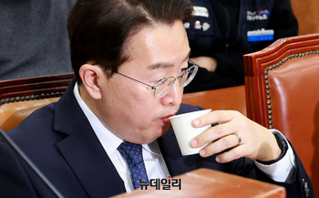 [포토] 청문회서 물 마시는 강한승 쿠팡 대표