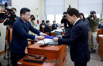 [포토] 선서문 제출하는 강한승 쿠팡 대표