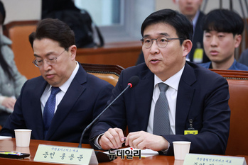 [포토] 답변하는 홍용준 쿠팡로지스틱스서비스 대표