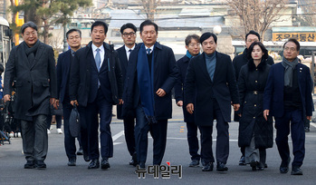 [포토] 대심판정 향하는 국회 탄핵소추단