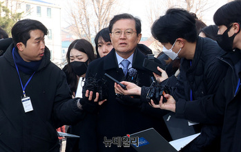 [포토] 대심판정 앞 답변하는 윤갑근 변호사