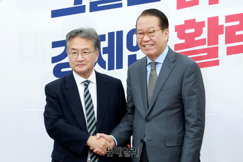 [포토] 권영세 국민의힘 비대위원장 찾은 조셉 윤 대사대리