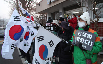 [포토] 서울구치소서 윤 대통령 기다리는 지지자들