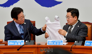 [포토] 방검·방탄복 살펴보는 이재명·박찬대