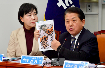 [포토] 北포스터에 이재명 합성된 사진 들고나온 김병주 의원
