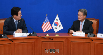 [포토] 환담 나누는 이재명 대표와 조셉 윤 