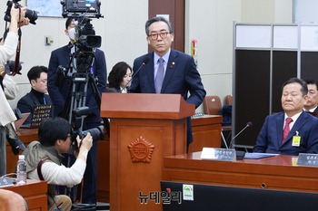 [포토] 쪽지 관련 질문에 답하는 조태열 외교부 장관