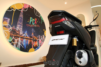 [포토] 2025년형 혼다 PCX 공개...가격 472만원