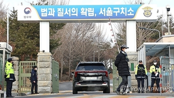 현직 대통령 잡범 다루듯 '망신주기'에 혈안 … 또다시 한계 드러낸 '빈(空)수처'