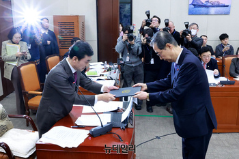 [포토] 증인 선서문 전달하는 한덕수 국무총리