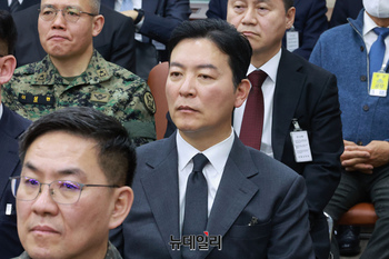[포토] 계엄 청문회 출석해 앉아 있는 김성훈 경호처 차장