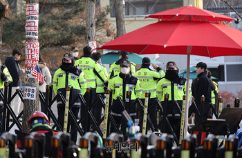 [포토] 공수처 한남관저 압수수색 소식에 몰린 윤 대통령 지지자들