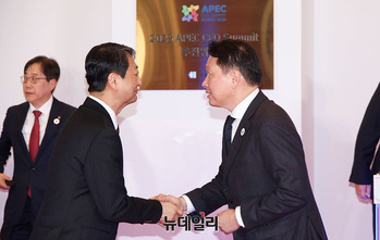 [포토] 악수 나누는 최태원회장과 안덕근 장관 