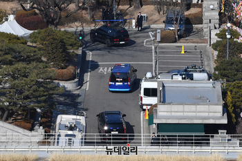 [포토] 헌재 향하는 윤석열 대통령 탑승차량