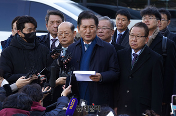 [포토] 기자들의 질문에 답하는 정청래 국회 탄핵소추위원장