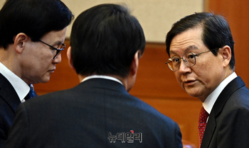 [포토] 대화 나누는 윤석열 대통령 변호인단