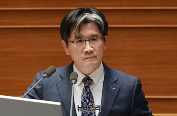 [포토] 긴급 현안질문서 답변하는 오동운 공수처장