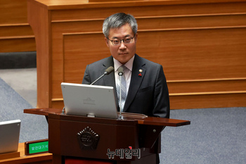 [포토] 답변하는 김석우 법무부 장관 직무대행