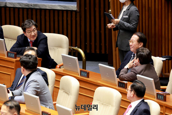 [포토] 대화 나누는 권영세·권성동