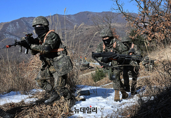 [포토] 혹한기 공지합동 및 통합화력운용 훈련 참가한 장병들