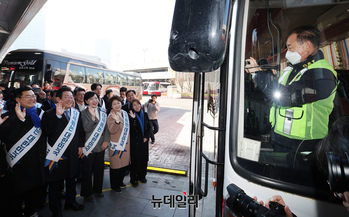 [포토] 고속버스터미널 귀성 인사하는 이재명 