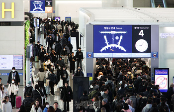 [포토] '최장 10일' 황금연휴에 북적이는 인천공항 