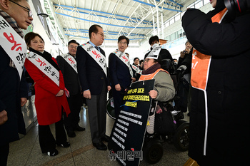 [포토] 국민의힘 귀성인사 현장 나타난 전장연