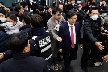 [포토] 항의 받으며 서울역 떠나는 권성동 원내대표