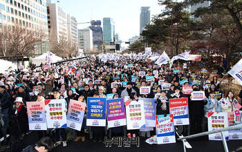 [포토] 국회의사당 앞 열린 '세이브코리아 국가비상기도회'