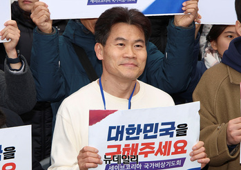 [포토] 국가비상기도회 참석한 전한길 