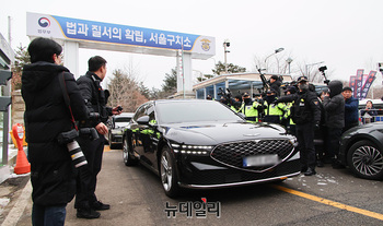 [포토] 서울구치소 나서는 차량들 