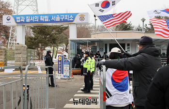 [포토] 구치소 앞 자리지키는 尹 지지자들 