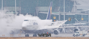 [포토] '언 비행기' 녹이는 제방빙 작업 