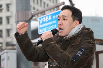 [포토] 연단 오른 김민수 전 국민의힘 대변인 