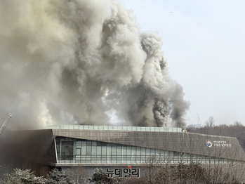 [포토] 국립한글박물관 옥상 화재...소방당국 진압중